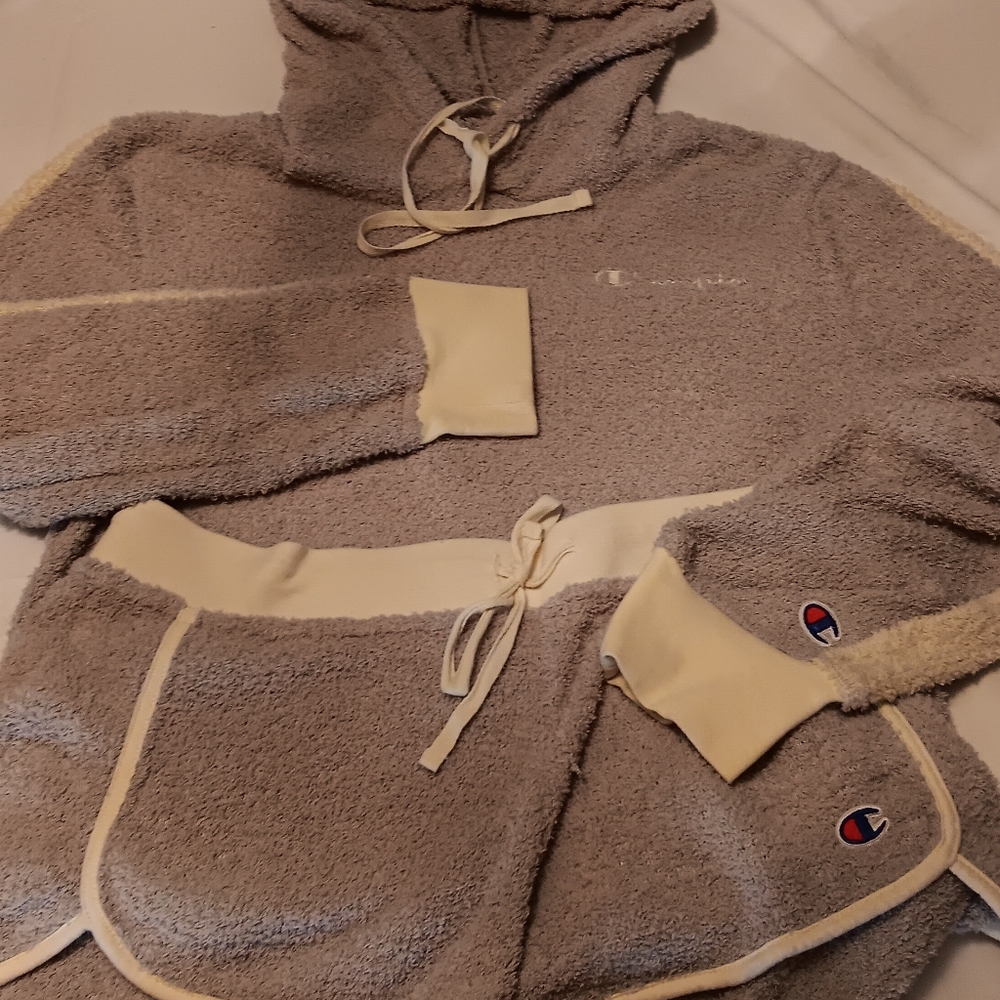 Champion Fuzzy Grey Sweatshorts and LS Sweatshirt Ladies 2-Piece Outfit size xL